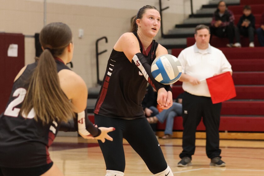 Veronica Millsop z Crosby-Ironton odpálí míč proti Two Harbors v pátek 24. října 2025 v Crosby.