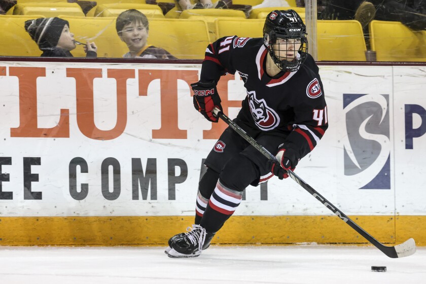 college women play ice hockey
