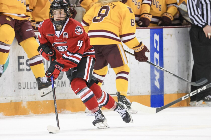 college women play ice hockey