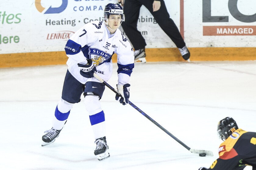 men play ice hockey