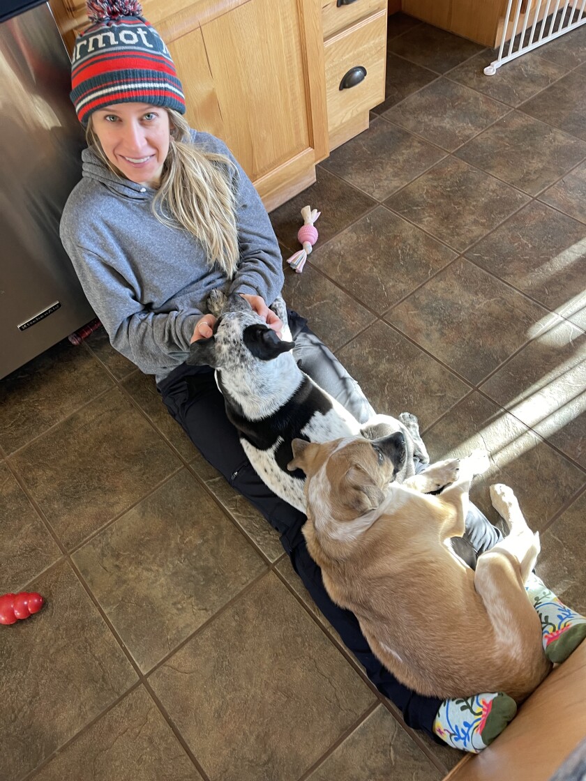 Angie Adams adopta perros para Ruff Start Rescue