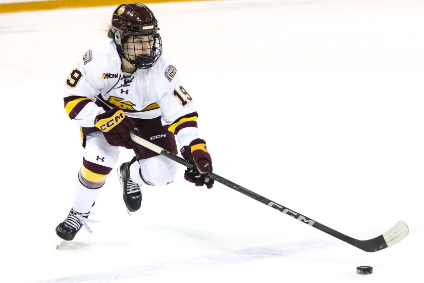 college women play ice hockey