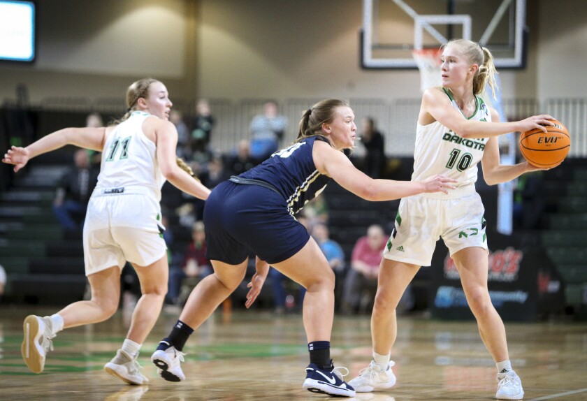012122 S GFH UNDWBB KeniJoLippe ClaireOrth01.jpg