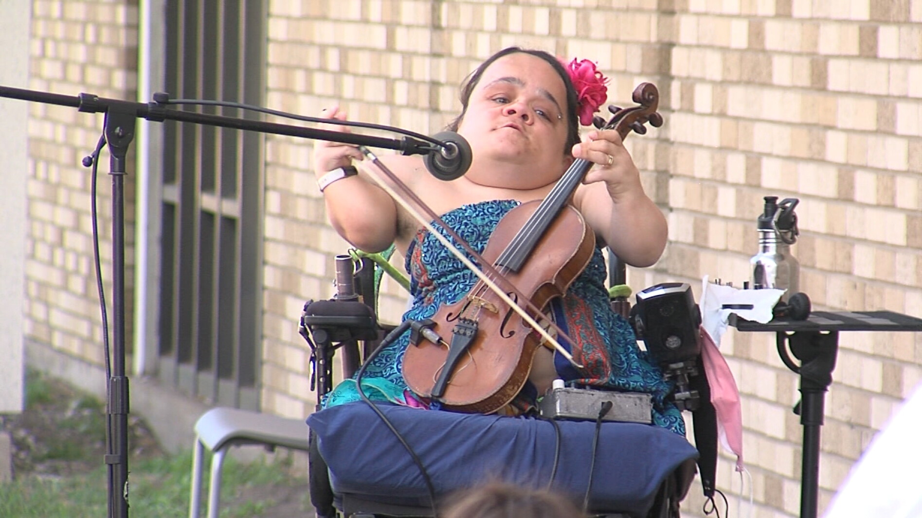 Folk singer and disability advocate Gaelynn Lea performs for kids in ...