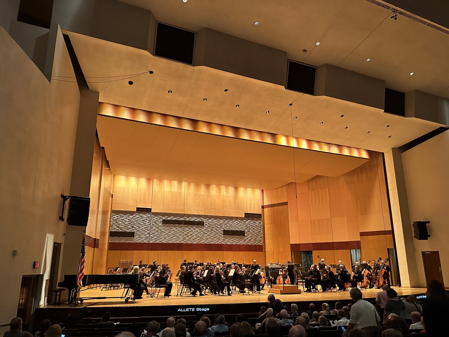 Vibrant Concert Atmosphere in Sioux Falls 2025