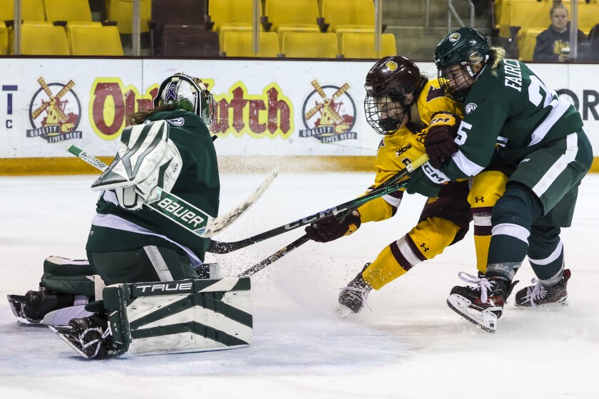 college women play ice hockey