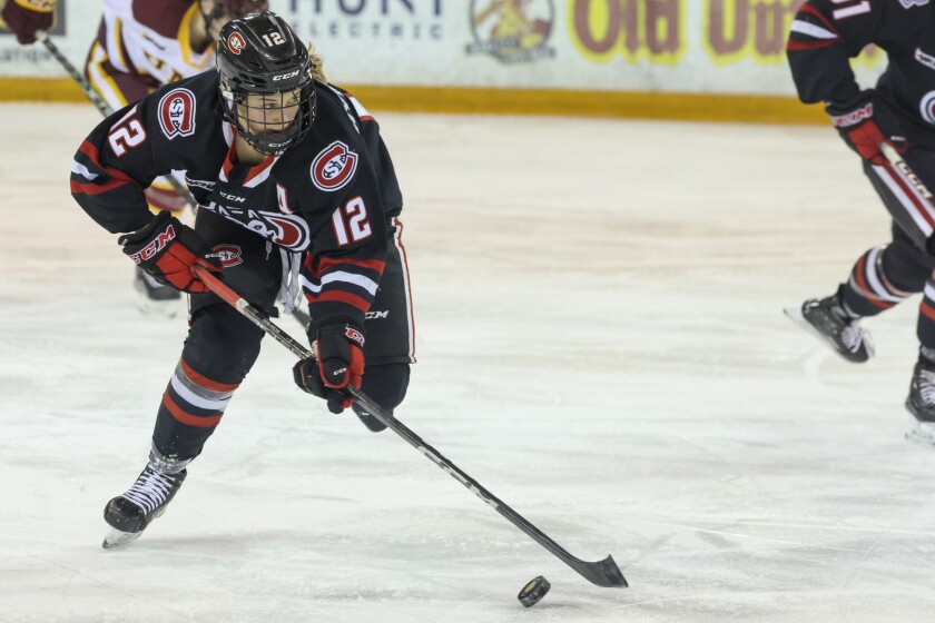 college women play ice hockey