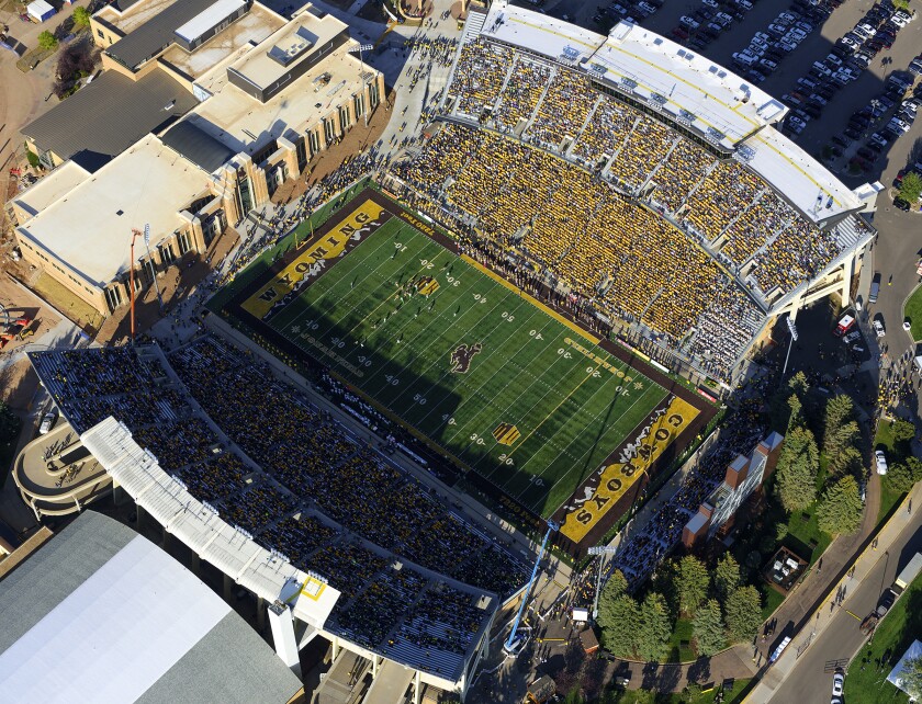 ワイオミング大学対オレゴン大学フットボールの試合中のキャンパスと戦争記念スタジアムの航空写真