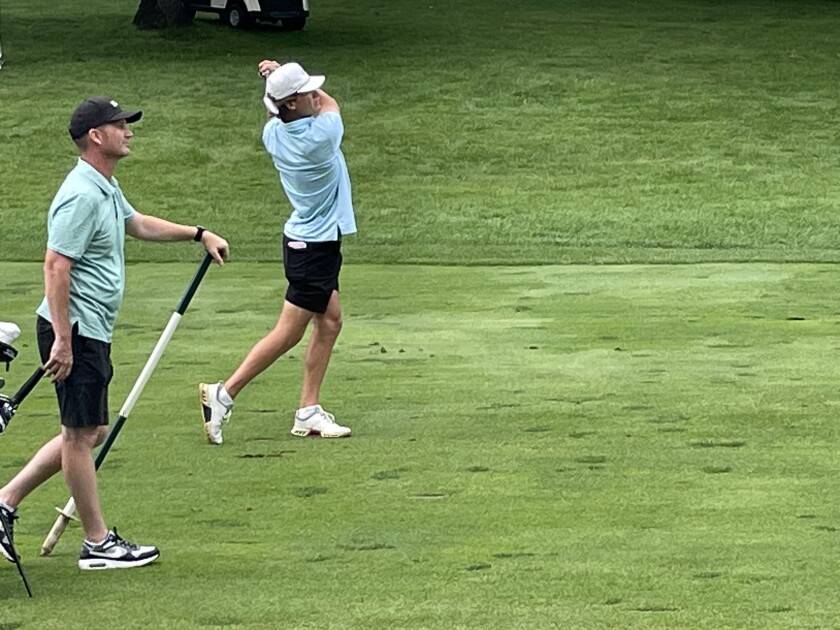 Tyler Seeling pošle svůj přístup výstřel k 10. zelenému ve středu 23. července 2025 během posledního kola MGA State Amateur Championship na Classic v Madden's.