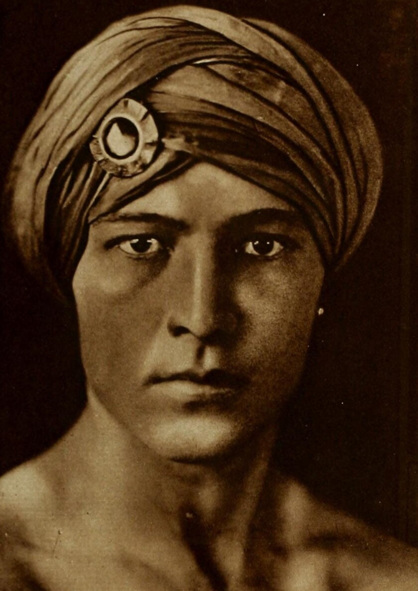 Rudolph_Valentino_in_Motion_Picture_Classic,_November_1920_03 (1).jpg