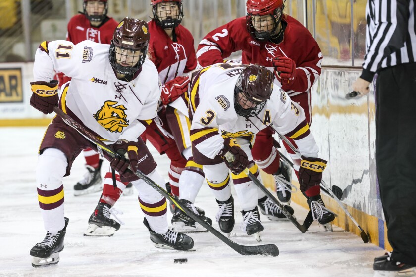 college women play ice hockey