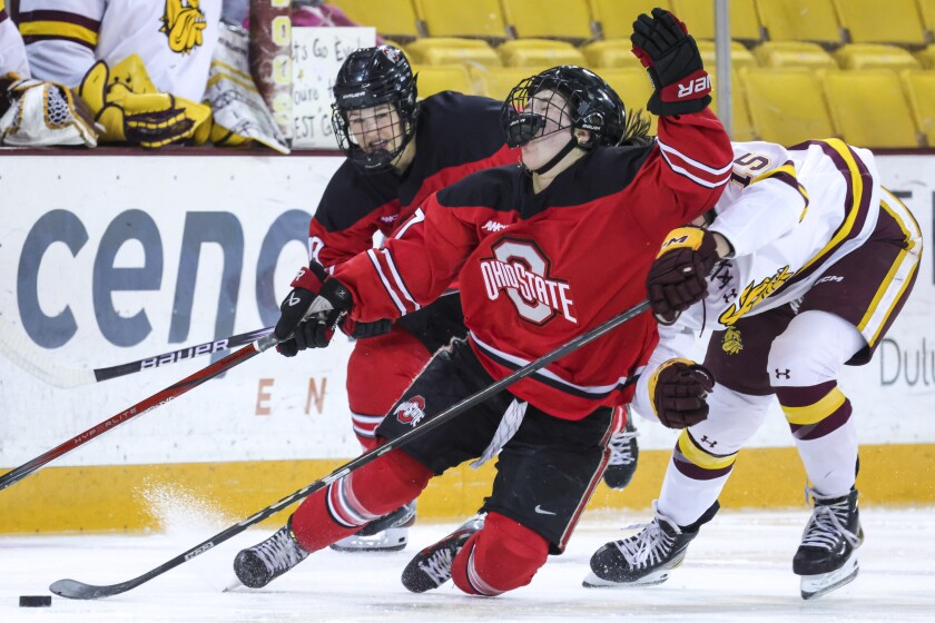 college women play ice hockey