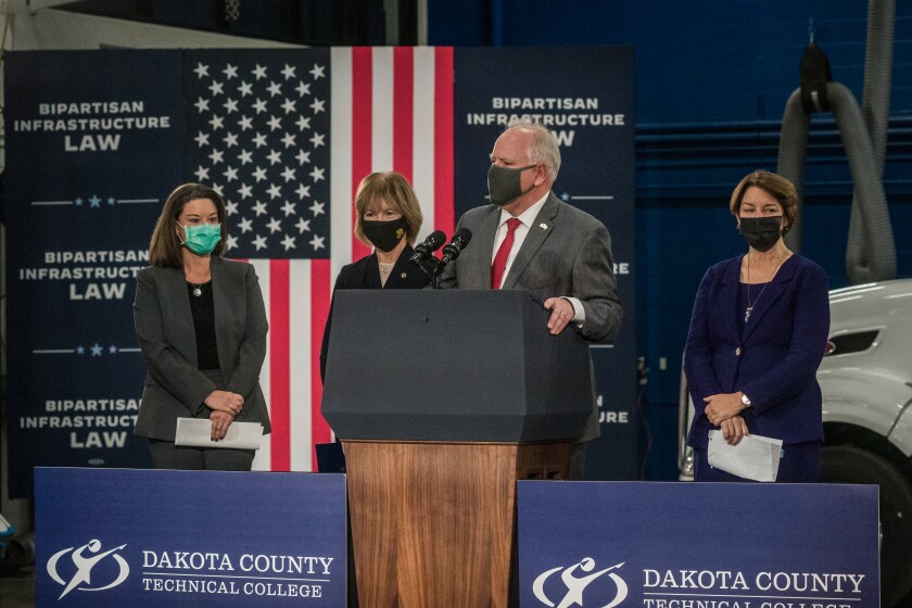 113021-BIDEN-VISIT-DAKOTA-COUNTY-02640.jpg