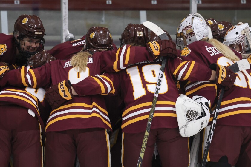 college women play ice hockey