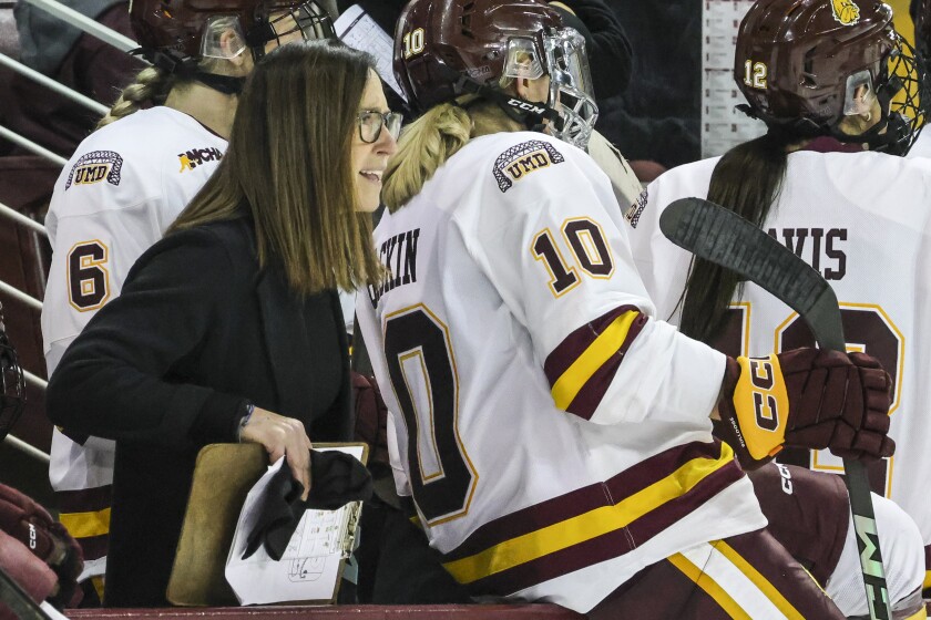 college women play ice hockey