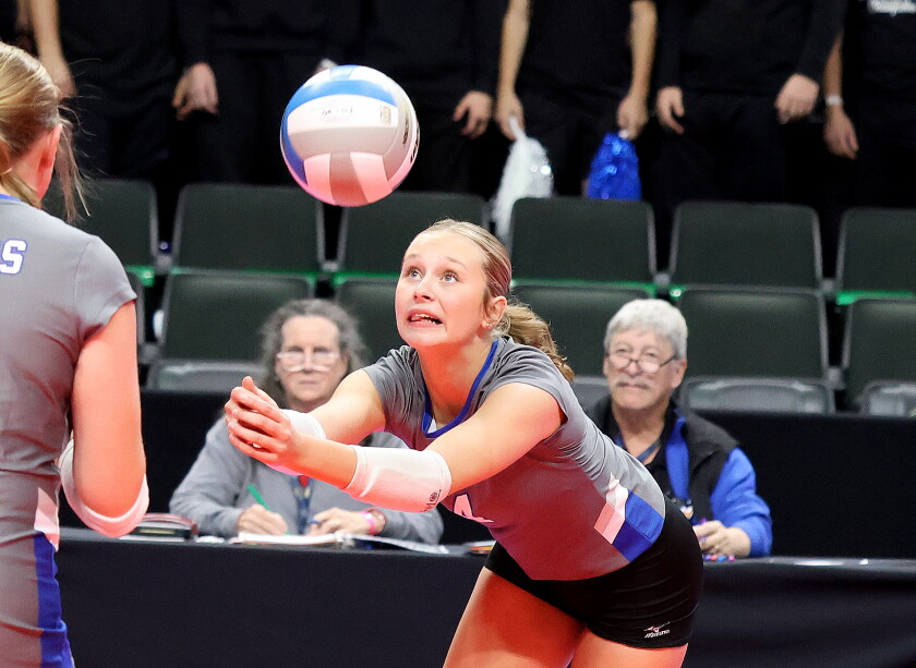 Macey Roering, estudiante de segundo año de Belgrado-Brooten-Elrosa, mantiene viva la pelota durante un partido de cuartos de final estatal de Clase A contra Cleveland el jueves 6 de noviembre de 2025 en el Grand Casino Arena de St. Paul.