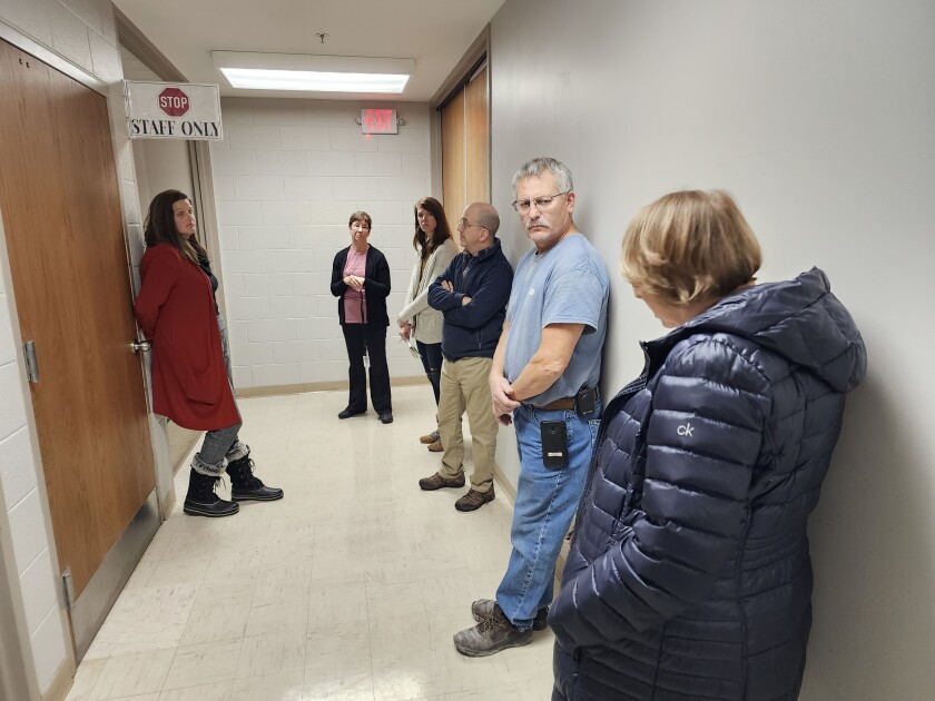 Beth Sorenson 도서관장은 Worthington에 있는 Nobles County 도서관을 방문하여 Nobles County 도서관 위원회의 5명의 구성원(Peg Faber, Katie Kouba, Bob Paplow, Jensine Kinser 및 John Stewart)과 퇴임하는 Kathy Craun 이사를 안내했습니다. 2023년 1월 6일 금요일에 Globe 기자와 도서관 사무실 지원인 Marci Moshier가 최근 만료되었습니다.