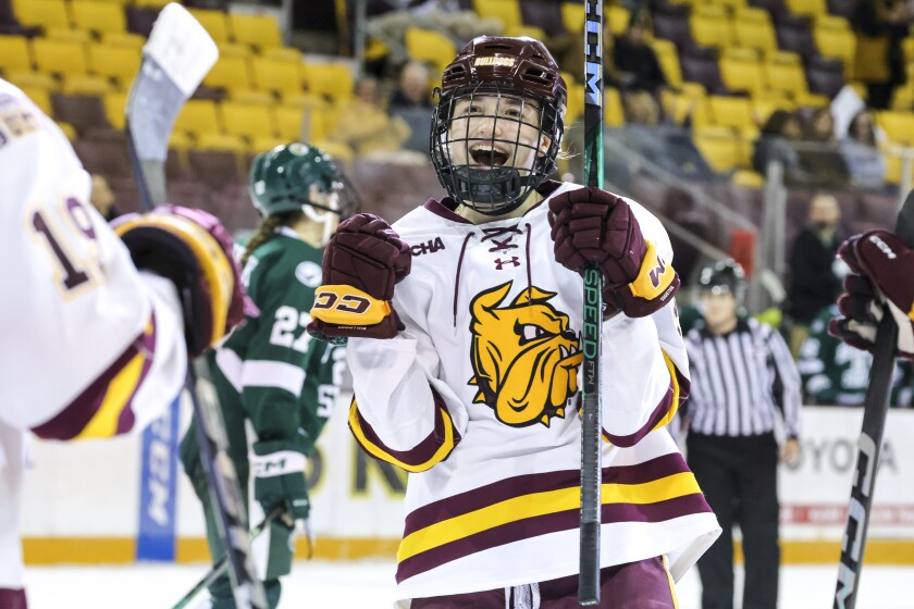 college women play ice hockey