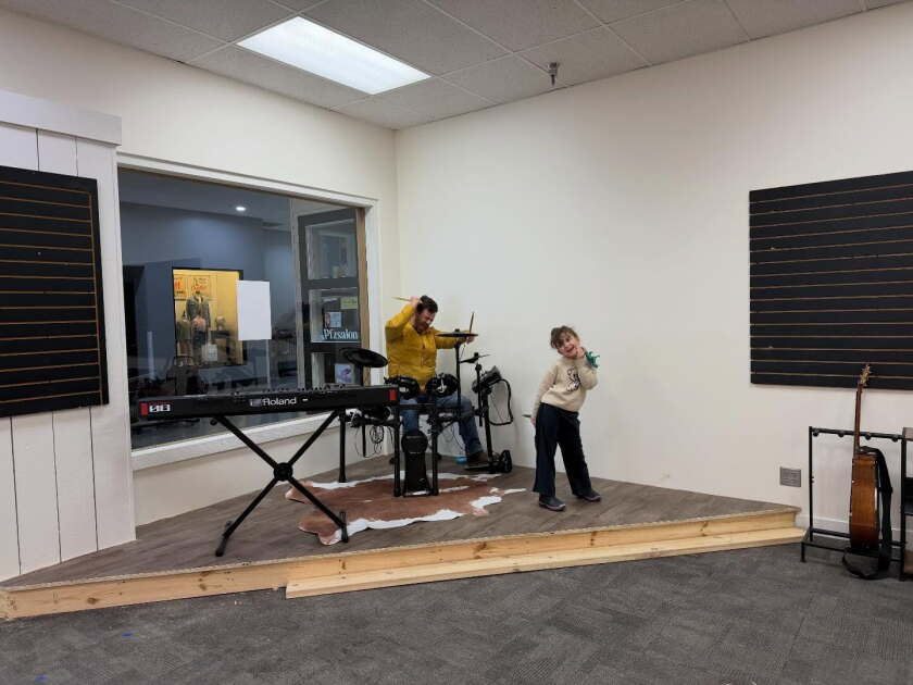 Micah e Brian Music Shop.jpg