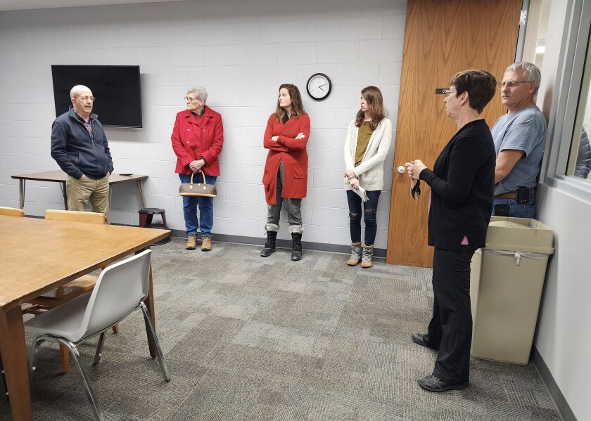 Nobles County Library Board의 구성원(왼쪽부터 John Stewart, Peg Faber, Jensine Kinser 및 Katie Kouba)과 Bob Paplow(오른쪽에서 두 번째) 도서관 책임자 Beth Sorenson(오른쪽에서 두 번째 검은색)이 잠재적인 용도에 대해 이야기하고 있습니다. 도서관의 공간. 이 그룹은 2023년 1월 6일 금요일 건물을 둘러보면서 무료로 공개적으로 사용할 수 있는 두 개의 회의실 중 하나에 있습니다.