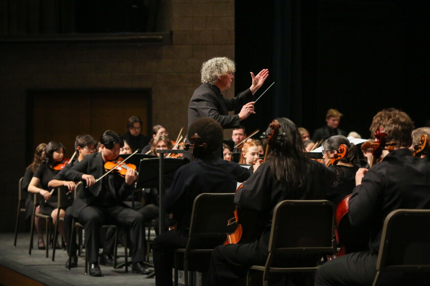 Christopher Zimmerman, diretor musical da Orquestra Sinfônica de Fargo-Moorhead, rege a FM Youth Symphony ao lado da FM Symphony Orchestra na música, "Corpo Arco-Íris," por Christopher Theo Fanidis, no sábado, 18 de janeiro de 2025, no Festival Concert Hall, NDSU.