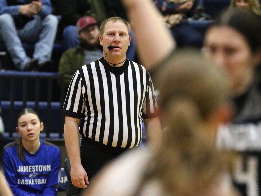 hoops refs thielges 012624.jpg