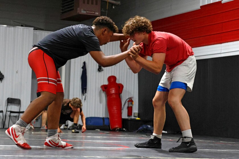 Romeko Young, vlevo a Easton Dircks zápasí během tréninku ve středu 30. července 2025 v bodování Edge Wrestling Center poblíž Merrifield.