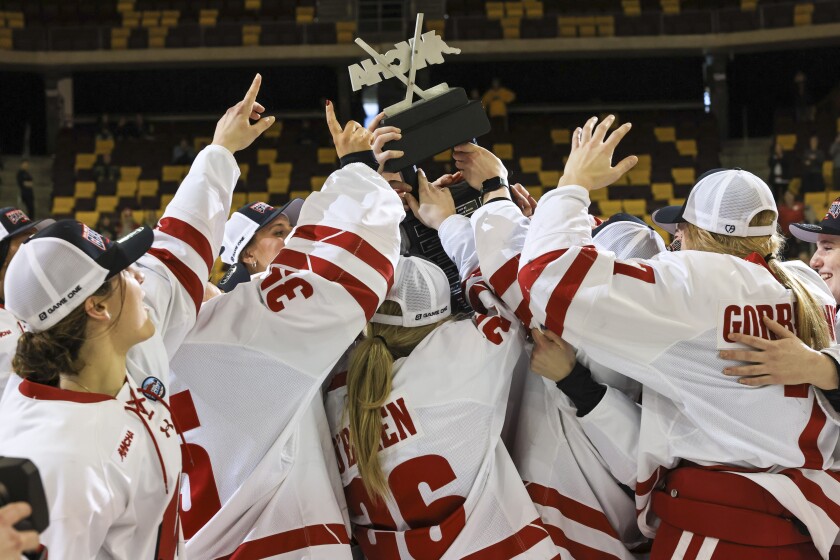 college women play ice hockey