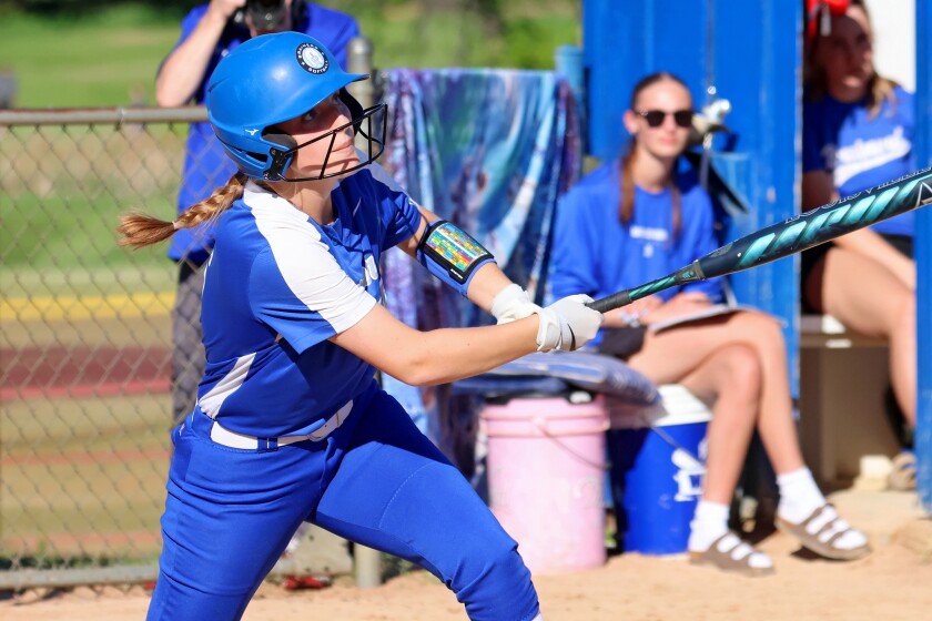 Brainerd's Taytum Gobble zasáhne míč proti Bemidji ve čtvrtek 22. května 2025 během čtvrtfinále sekce 8-4a v Brainerd.