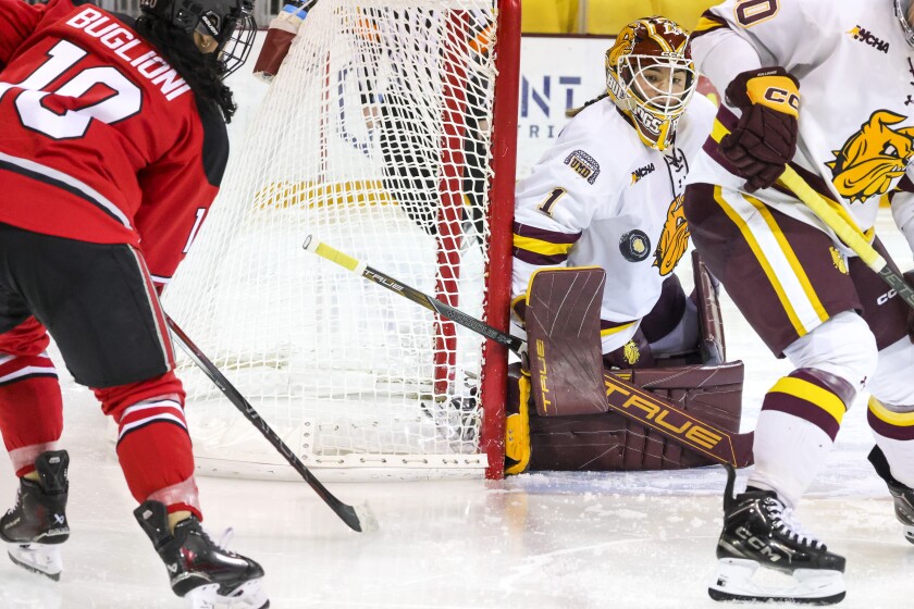 college women play ice hockey