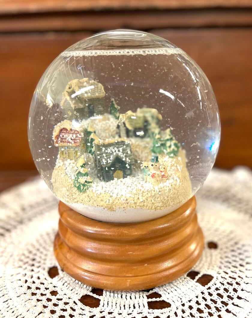 A winter scene in your hands - Correo Newsletter 121722 Erdman2.jpg