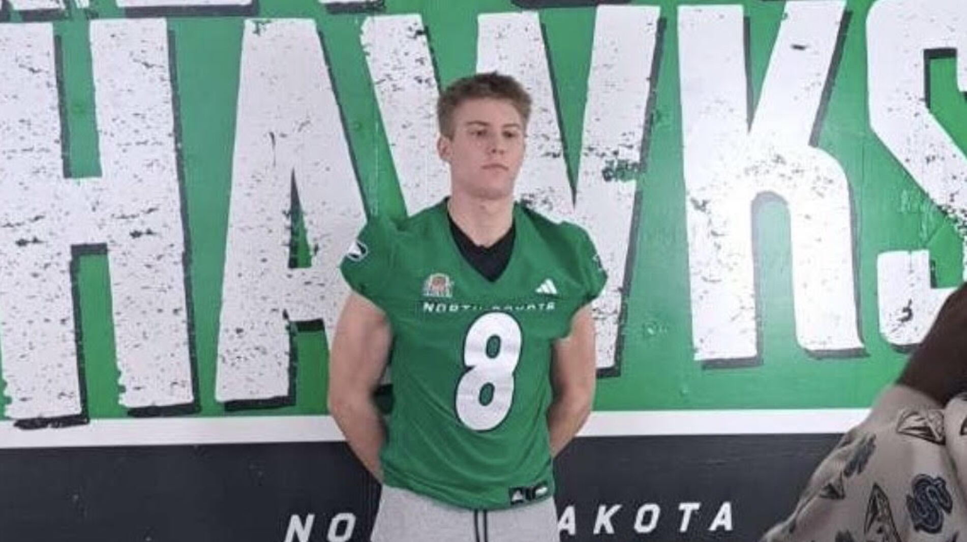Iowa prep tight end with impressive offer list commits to UND football