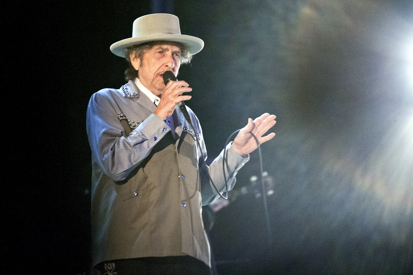 Review: At new Mystic Lake Amphitheater, Bob Dylan was delightfully ...