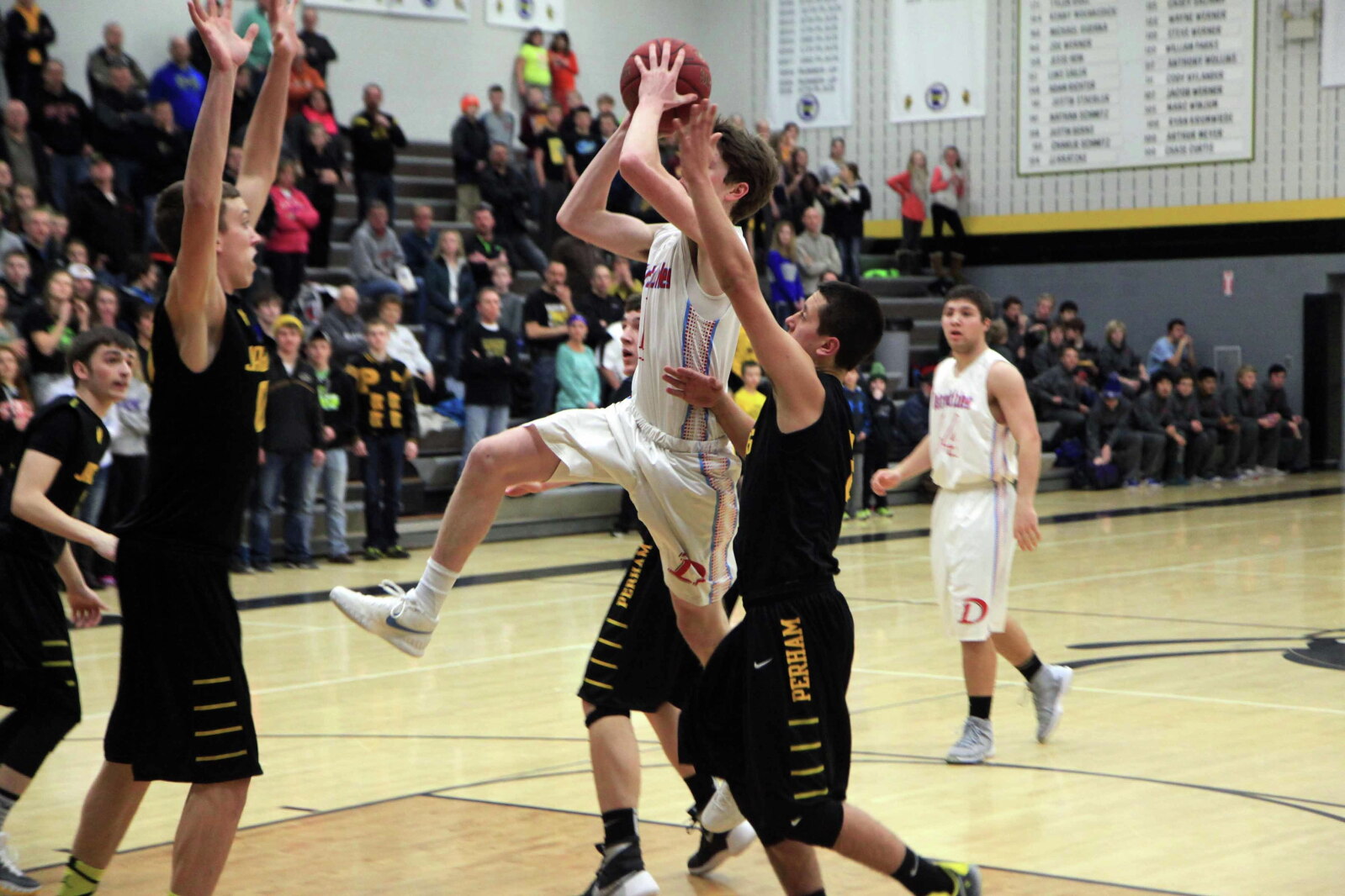 Sam Priem Priem three sinks Yellowjackets - Detroit Lakes Tribune | News, weather ...