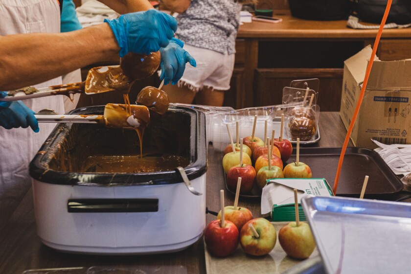 8-24-22WoolWorthCaramelApples-11.jpg