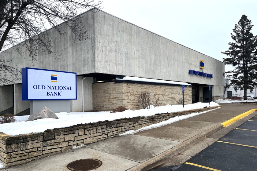 بانک Old National در مرکز شهر برینرد.