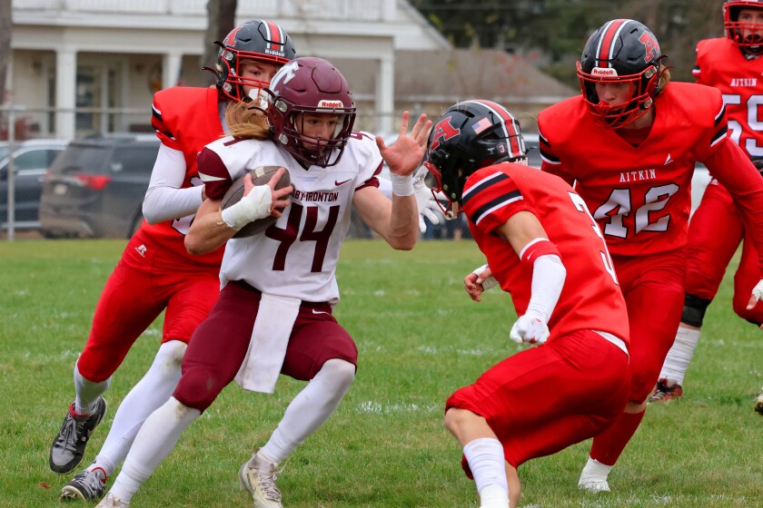Kaleb Billman z Crosby-Irontona hraje míč proti Aitkinovi v sobotu 25. října 2025 v Aitkinu.