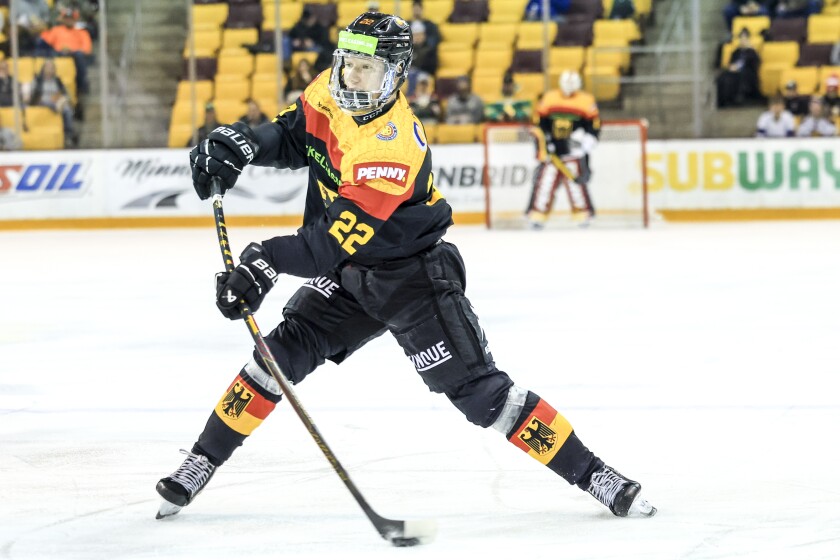 men play ice hockey