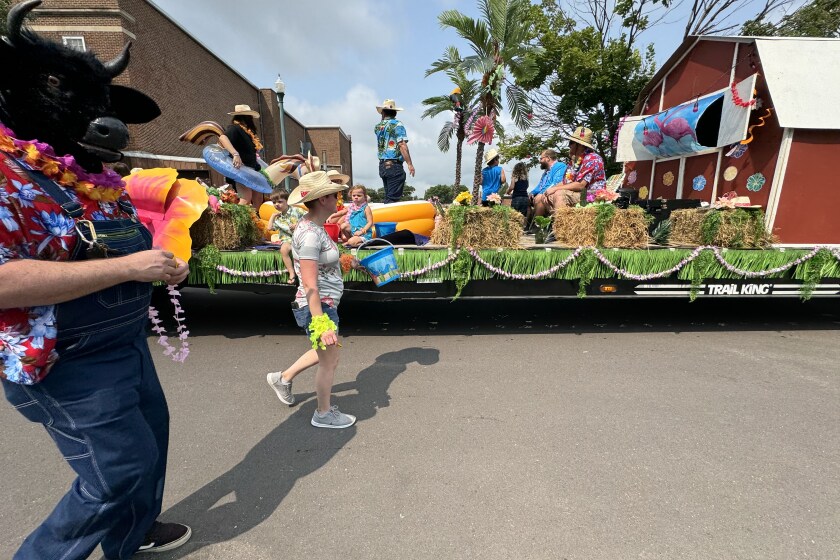 Trail King wins crown of best float at rodeo parade - Mitchell Republic ...