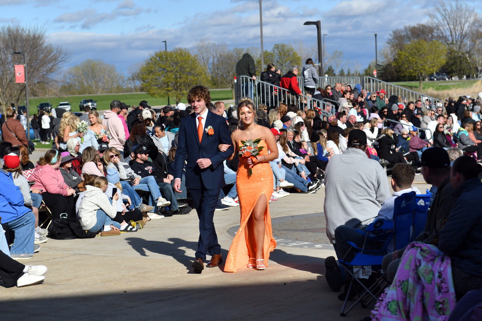 Prom Forum Photos: Students arrive in style in Willmar Senior High School prom ...