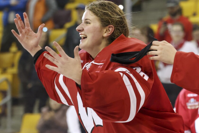college women play ice hockey