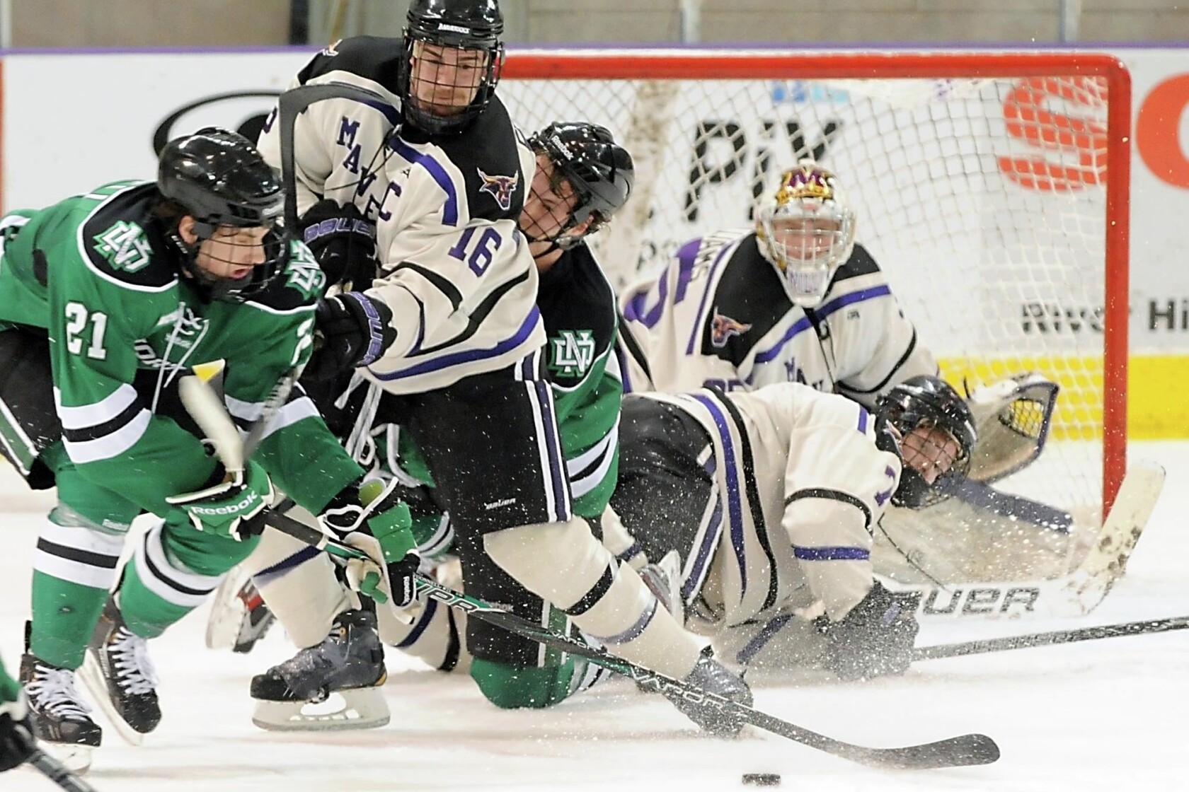 MEN S HOCKEY UND Falls 2 1 In OT To Mavericks Grand Forks Herald men-s-hockey-und-falls-2-1-in-ot-to-mavericks-grand-forks-herald