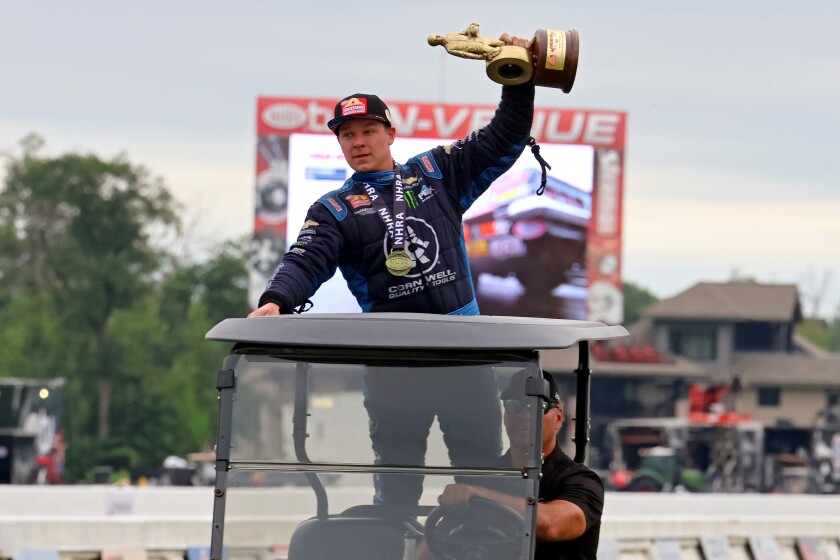Austin Prock drží svou trofej poté, co v neděli 17. srpna 2025 v Brainerd International Raceway v neděli 17. srpna 2025 vyhrál vtipné auto v Lucas Oil NHRA Nationals.