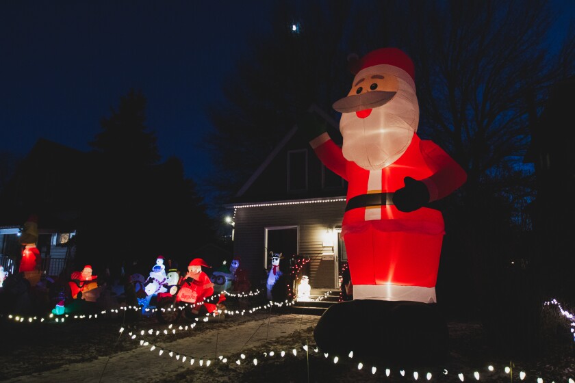 11-30-22LannersChristmasDecor-4.jpg