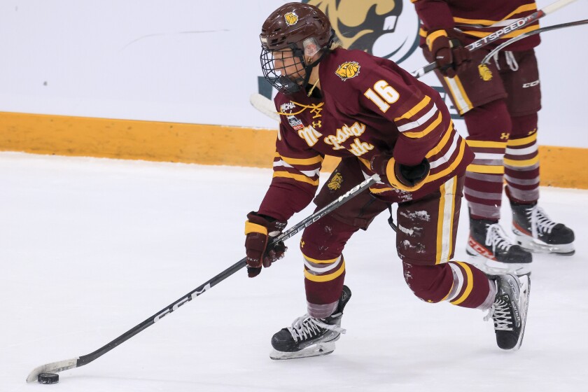 college women play ice hockey