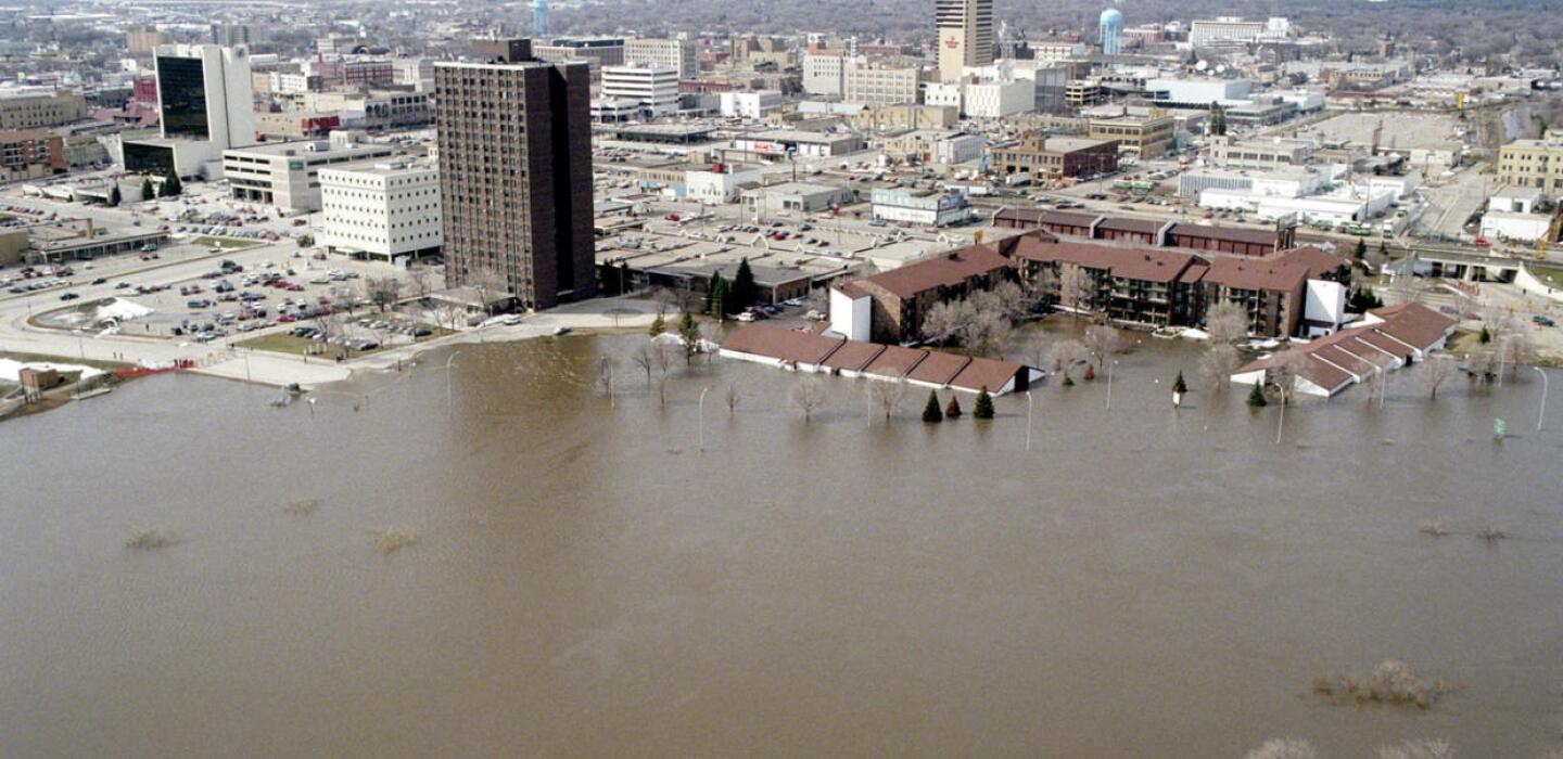 State Of Emergency Declared As Fargo Revs Up For Flood Fight; Students  Asked To Help With Sandbagging