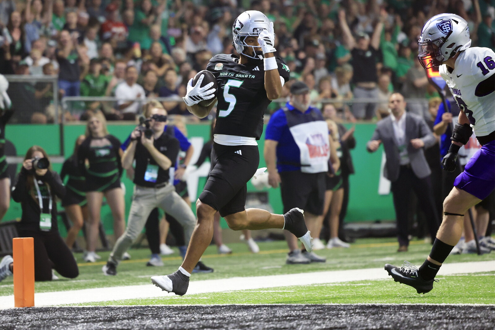 UND uses fast start to rout St. Thomas 62-26