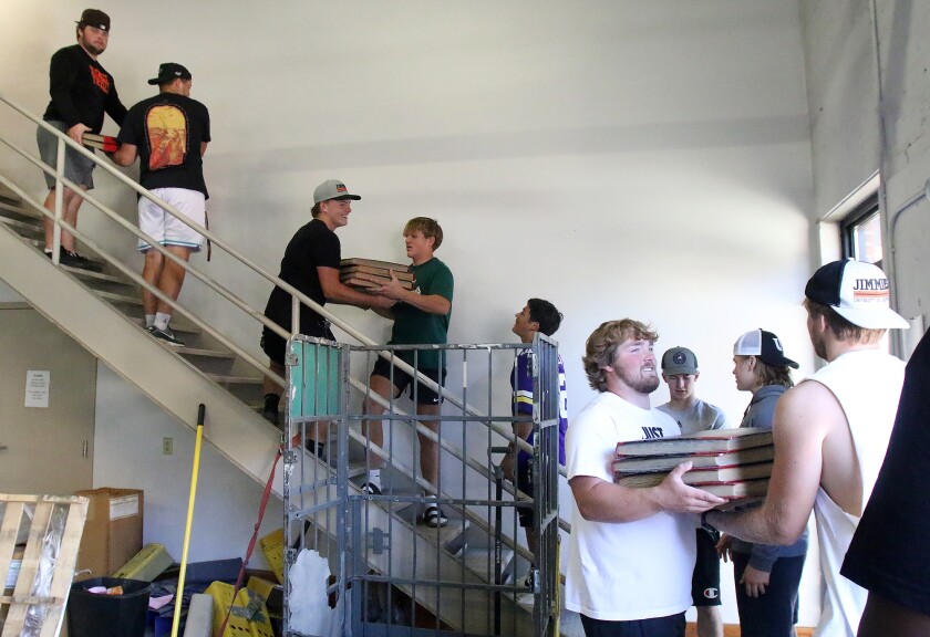 sun archive removal chain of workers 082922.jpg