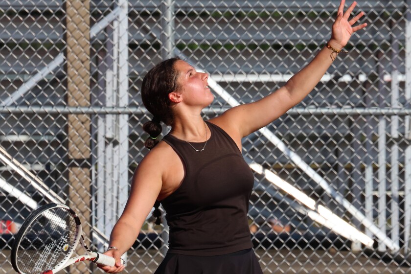 Chloe Phillipy z Wadena-Deer Creek podává míč proti Pierzovi v pondělí 22. září 2025 v Pierzu.