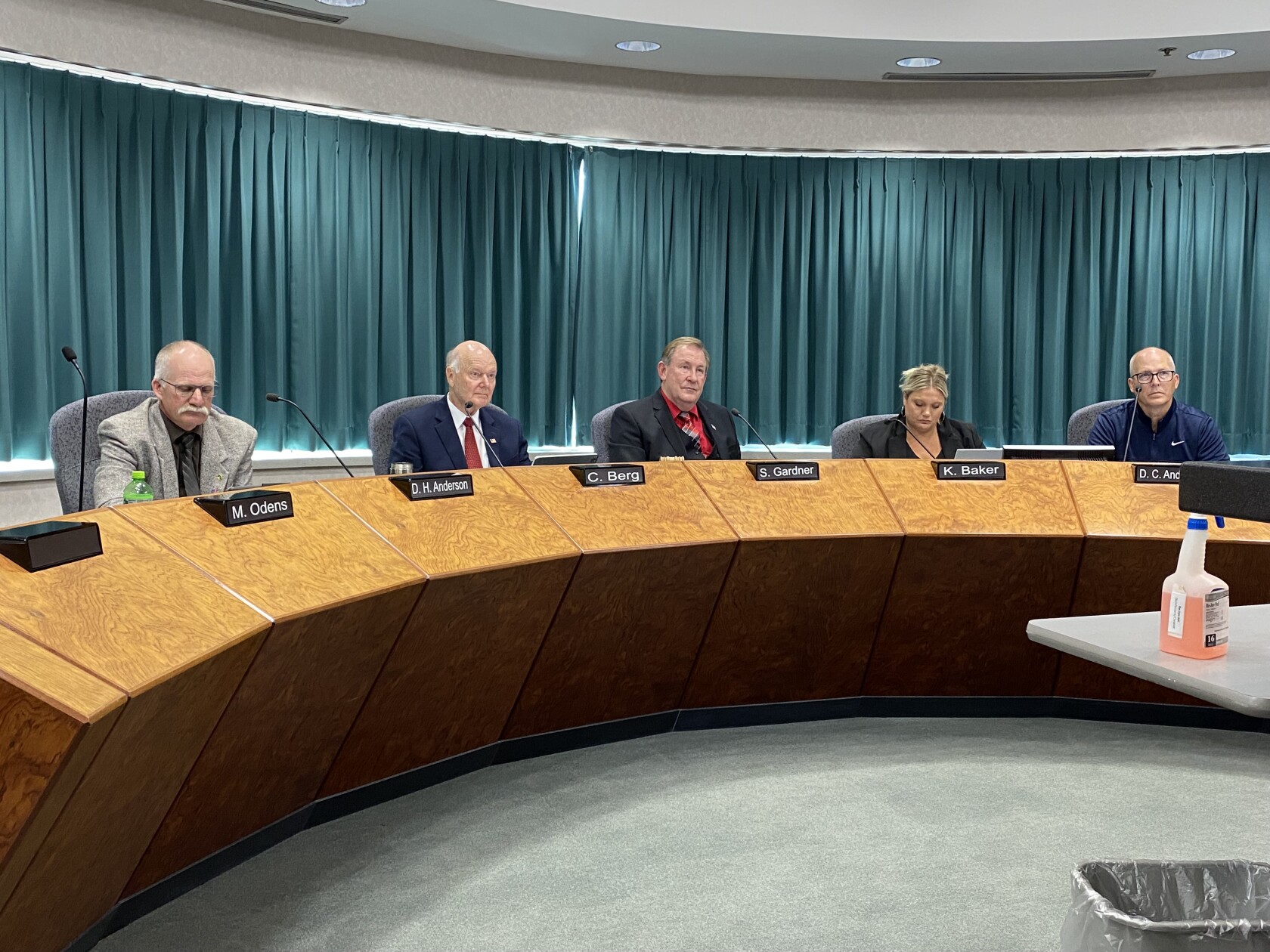 Kandiyohi County Commissioner Gardner stands up for Administrator Kandiyohi County Commissioner Gardner stands up for Administrator